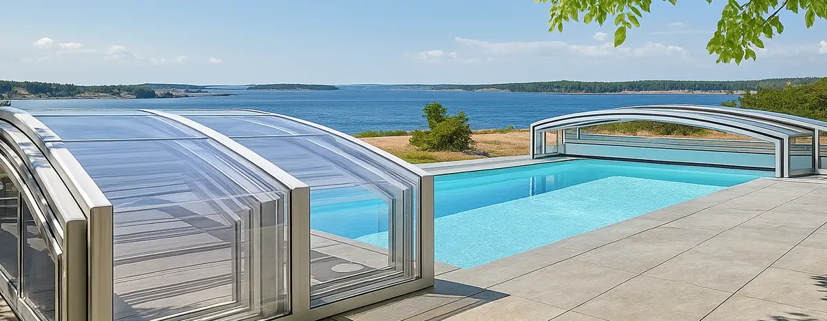 En bild på ett mellanhögt pooltak Carat med havet i bakgrunden